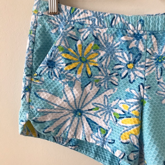 Lily Pulitzer blue daisy pattern shorts - Picture 3 of 10